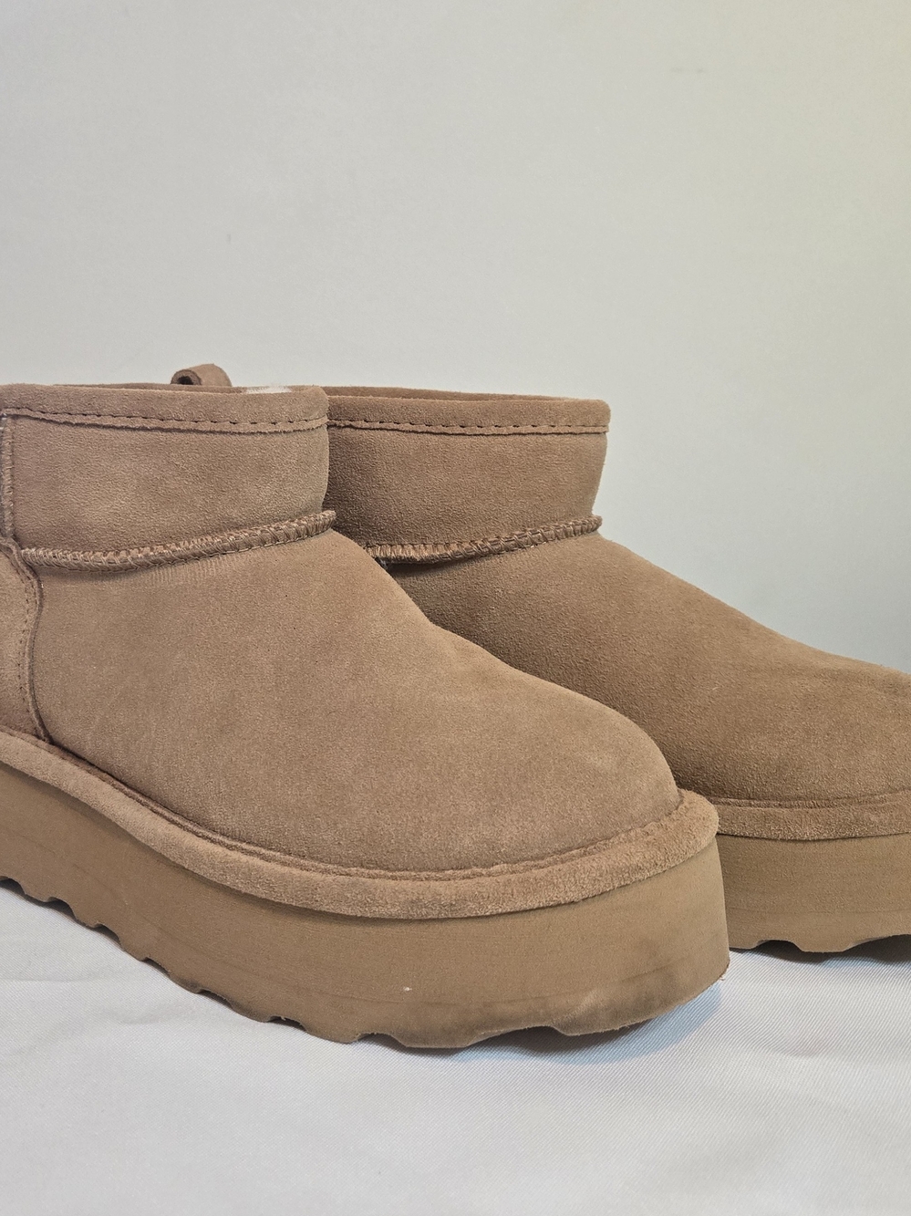 BearPaw Women’s Sz 9 Suede Platform Shorty Ankle Boots in Tan